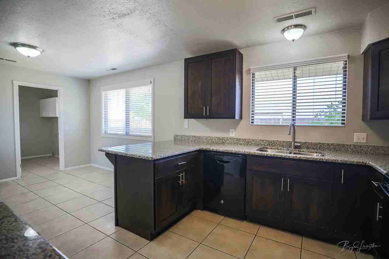 2821 Juniper Cir - Photo 7 of 39