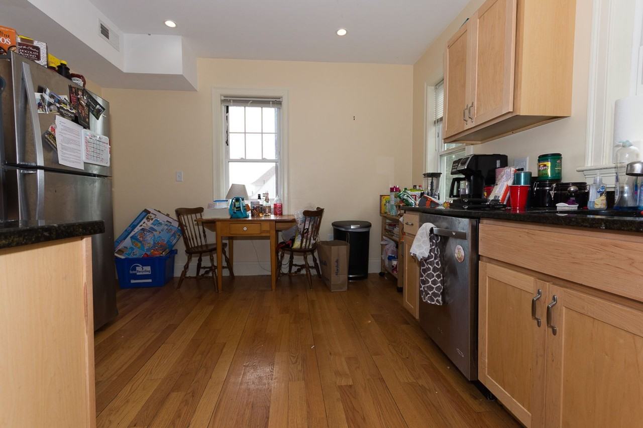 72 Brooks St - Photo 2 of 10