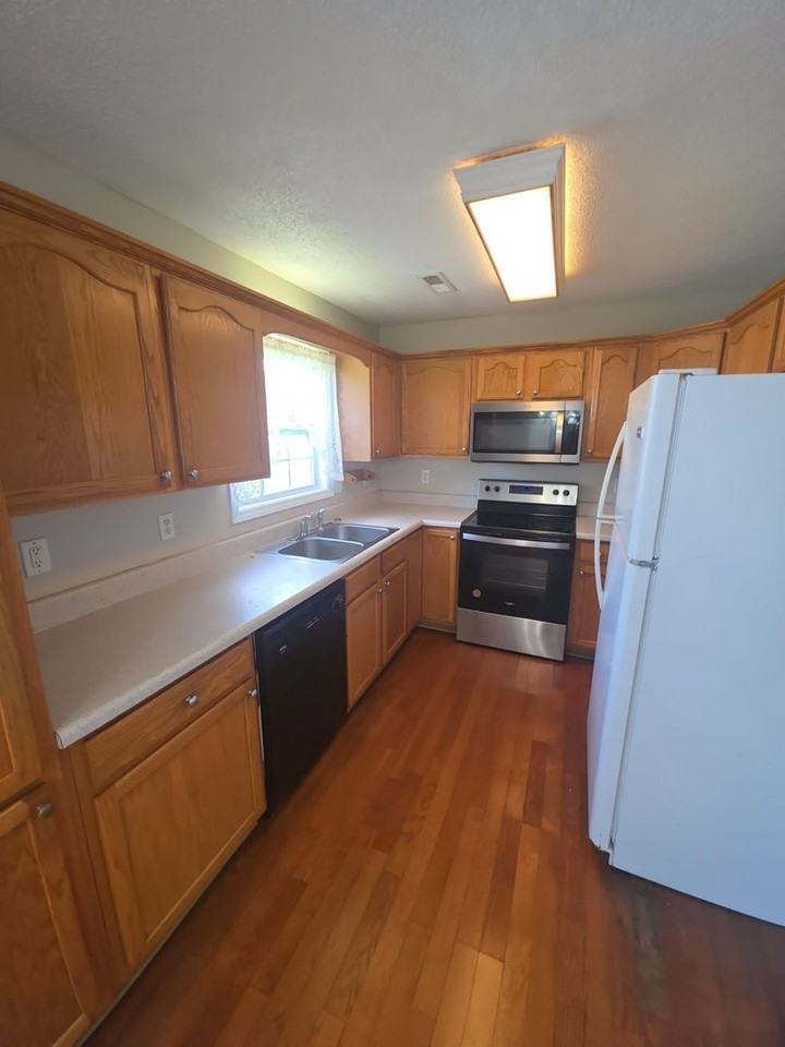 1293 Fisk Rd - Photo 3 of 19