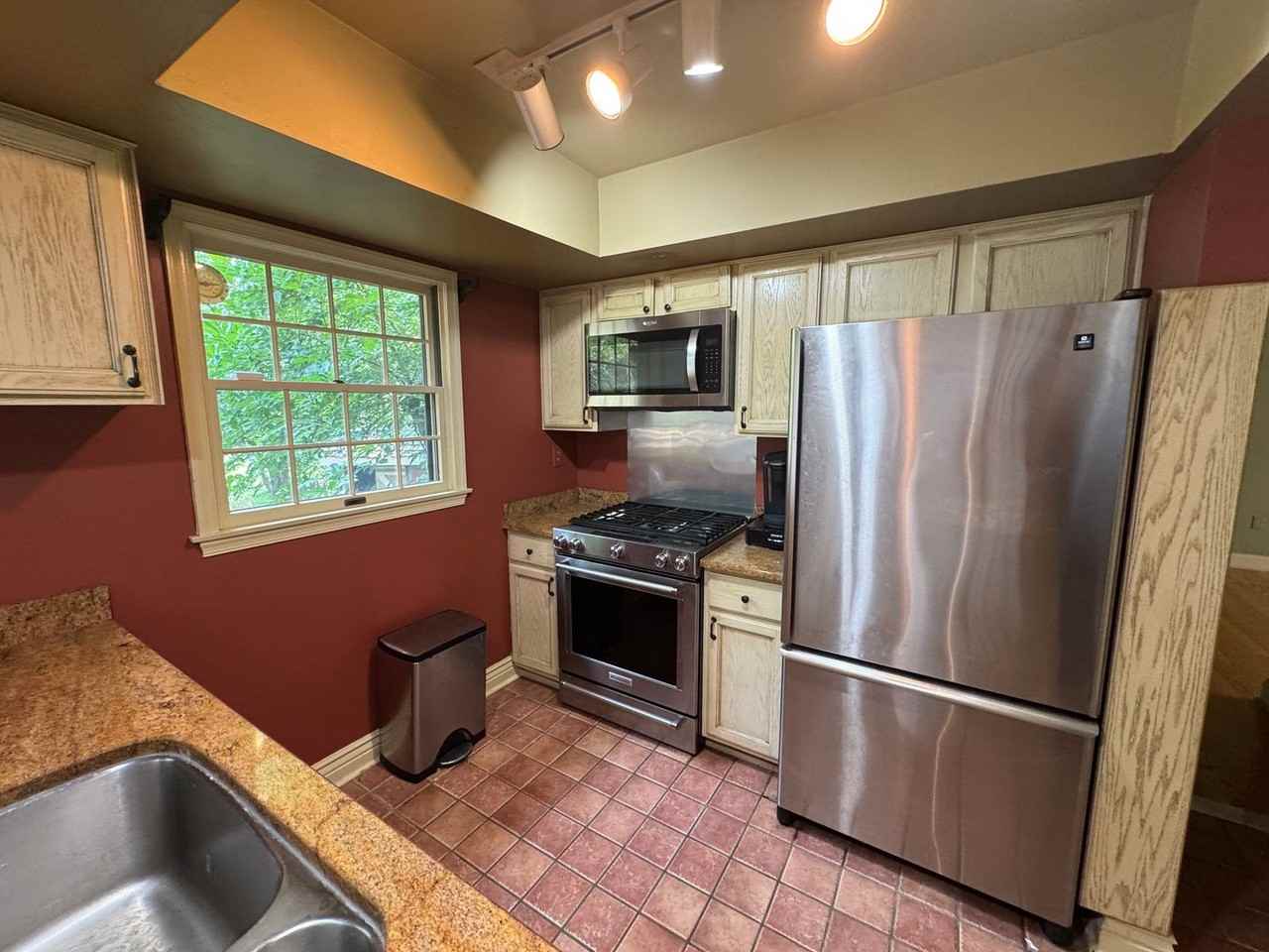 102 Ravenwood Pl - Photo 6 of 34