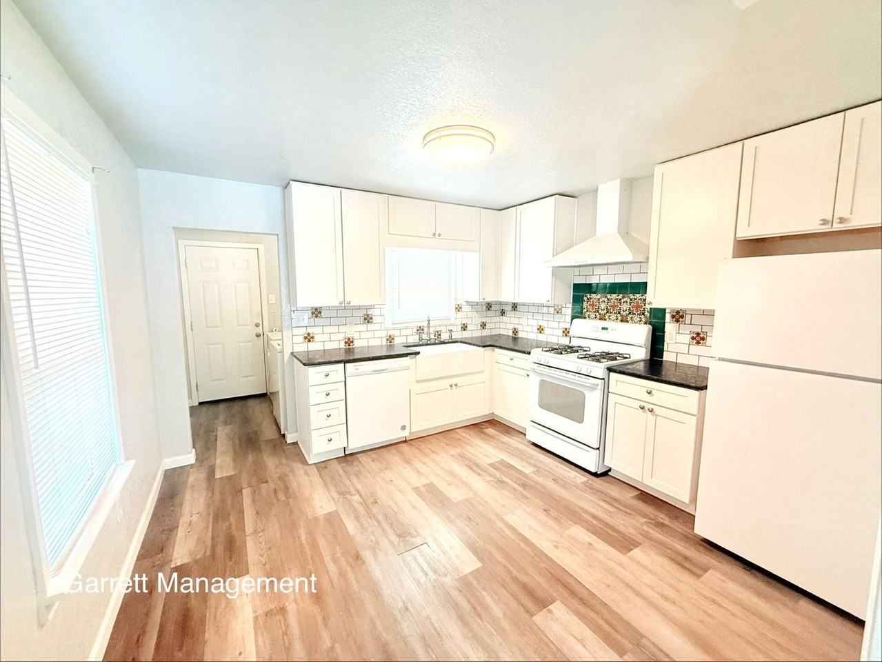 403 Veterans Ave - Photo 3 of 11