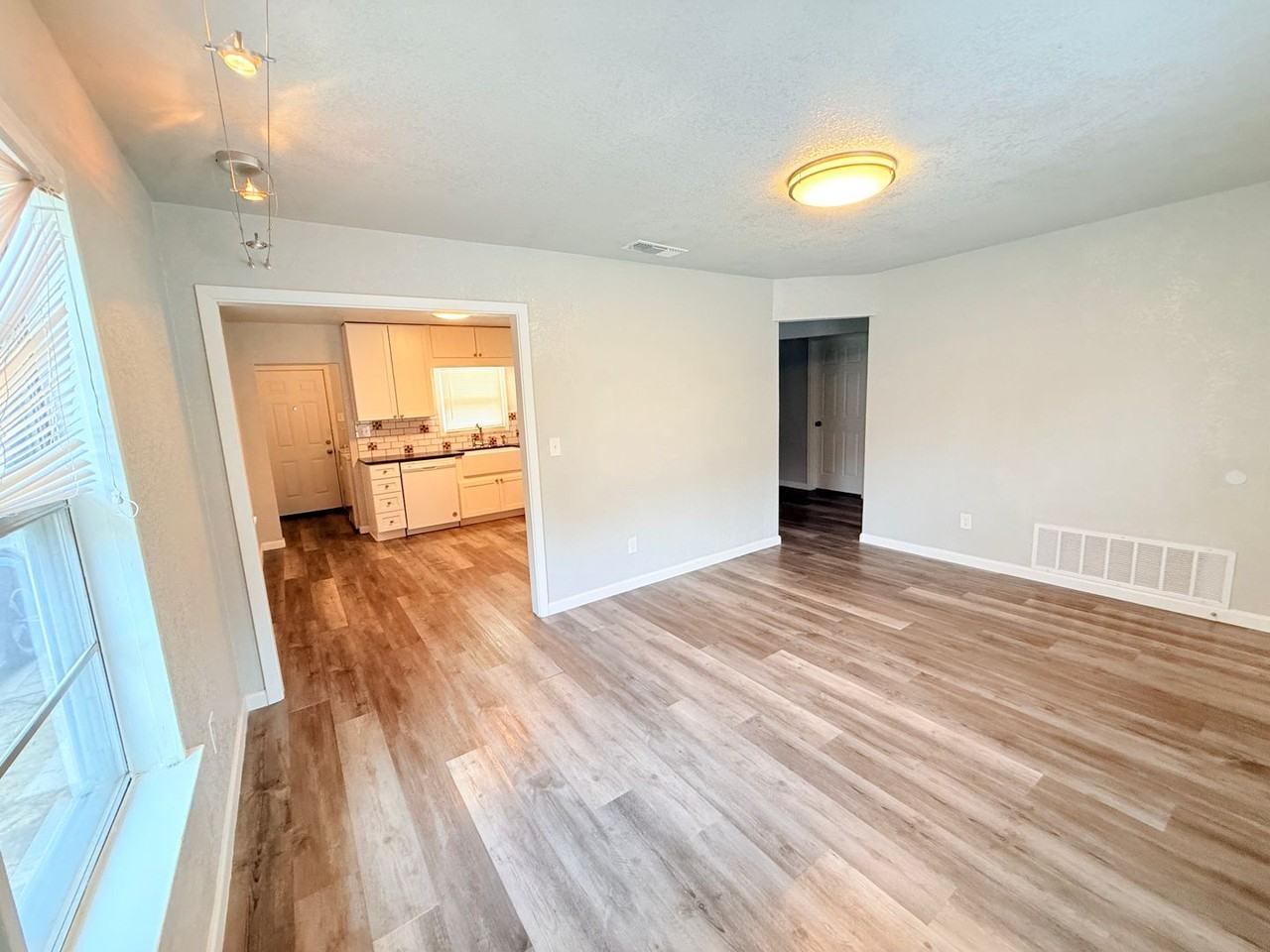403 Veterans Ave - Photo 5 of 11