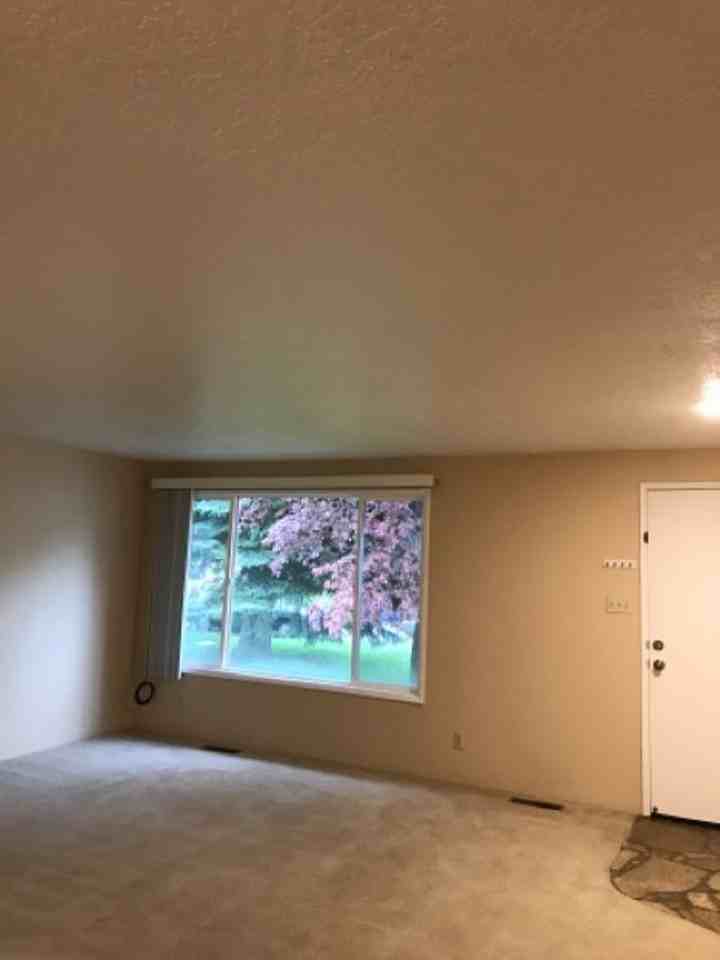 204 Crestview Dr - Photo 2 of 8