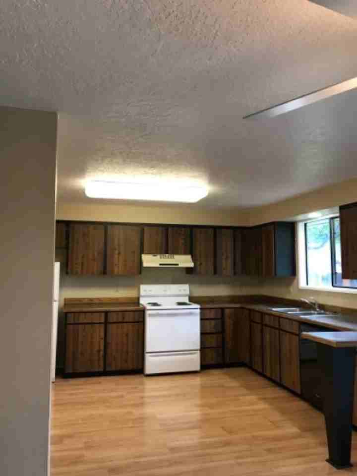 204 Crestview Dr - Photo 3 of 8