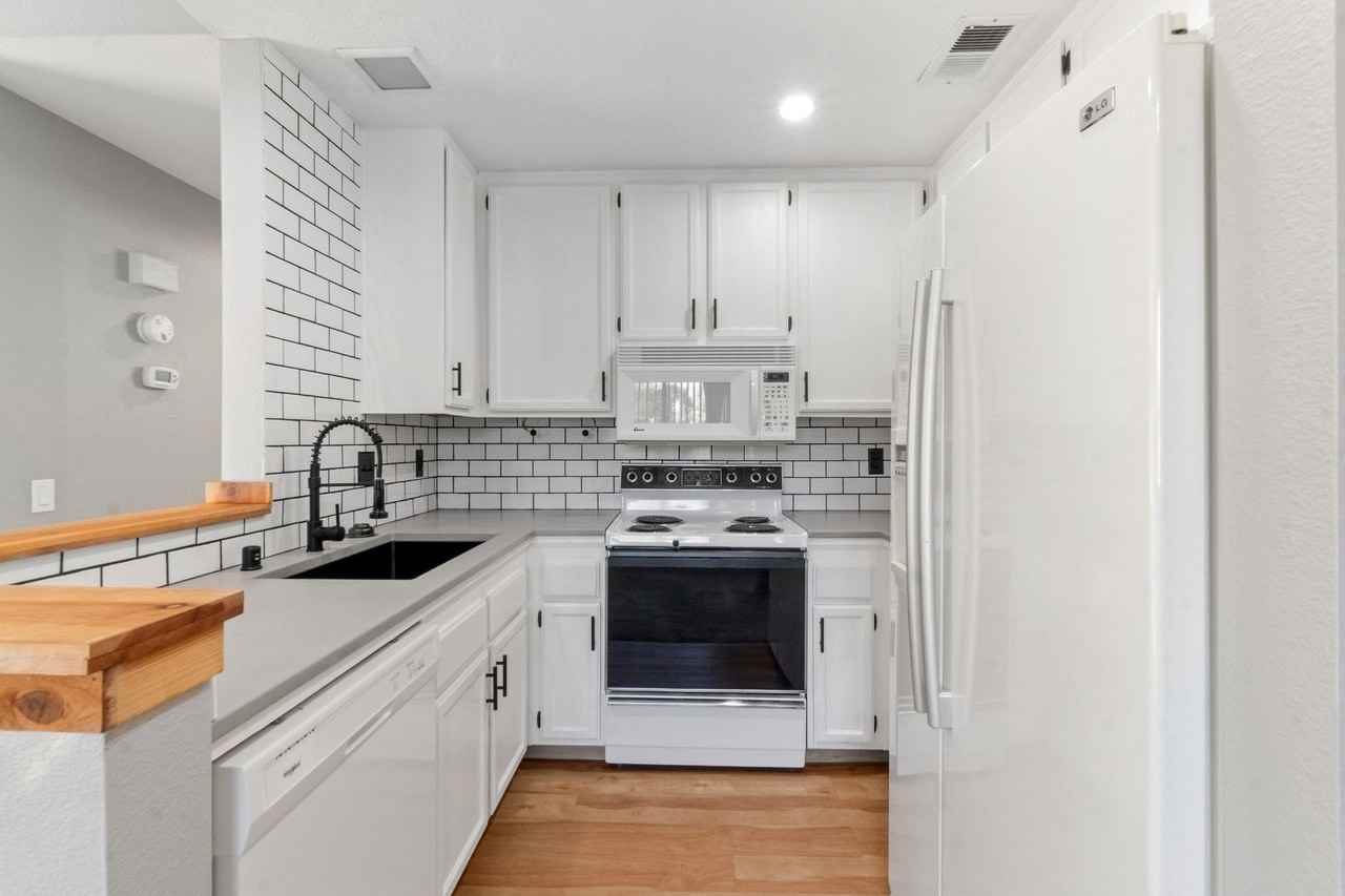 11511 Fury Ln - Photo 3 of 22