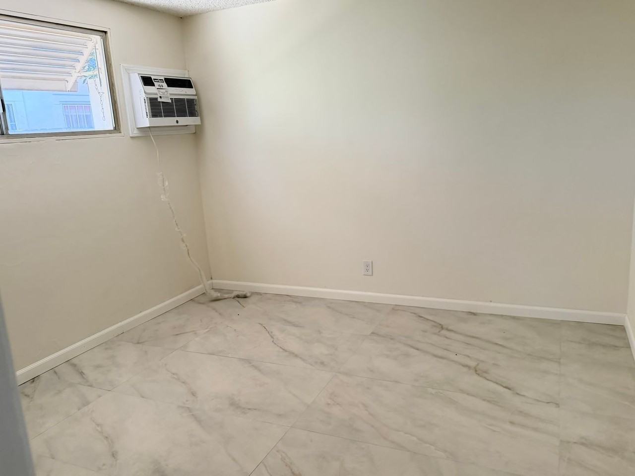 15414 Eleanor Ln - Photo 6 of 9