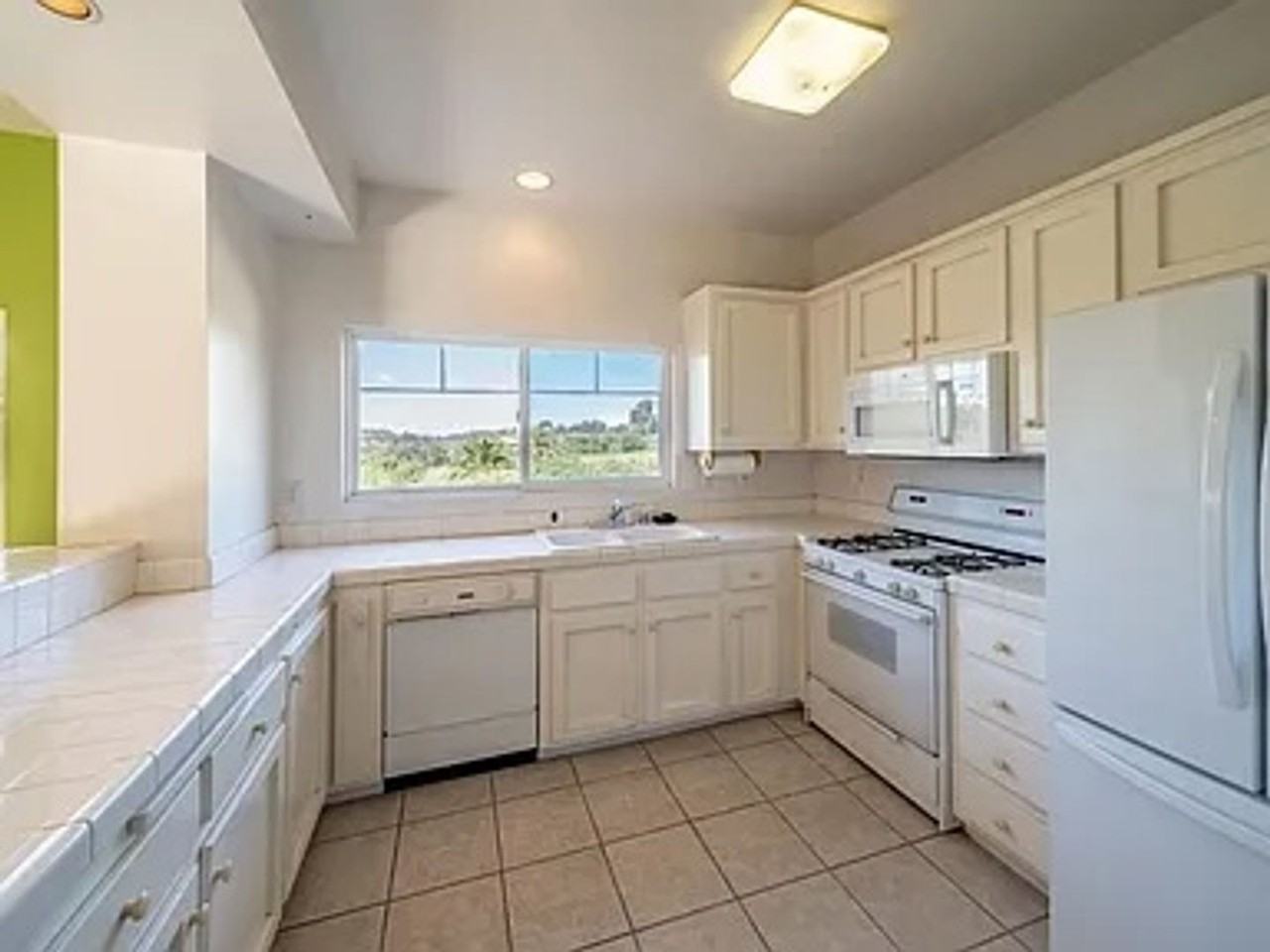 1352 24th St - Photo 2 of 11
