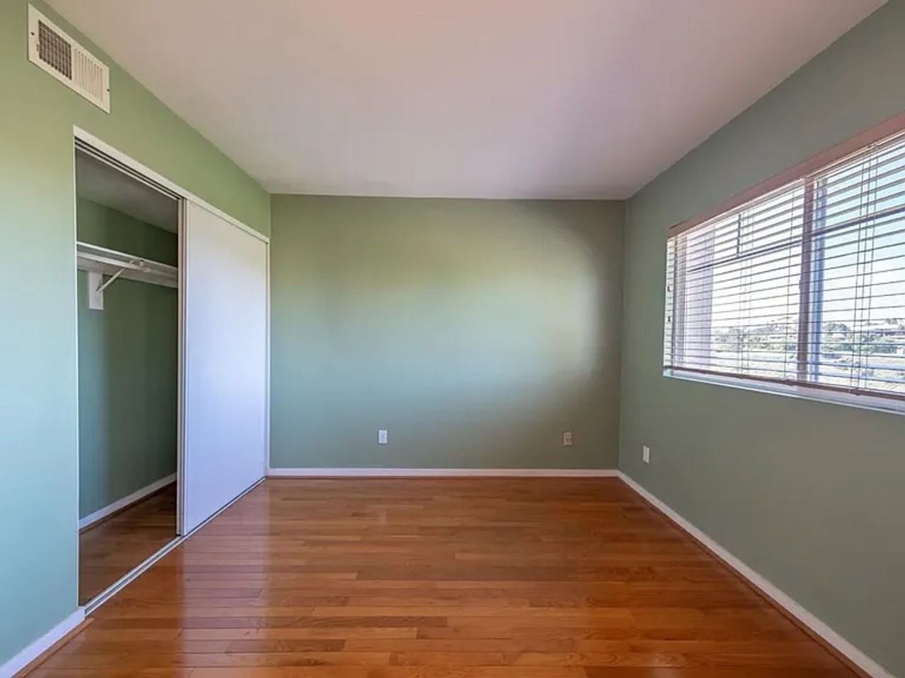 1352 24th St - Photo 6 of 11