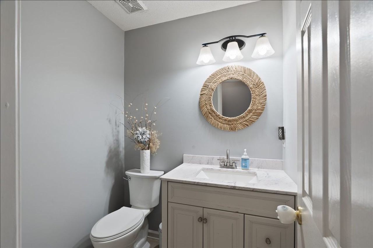 11660 Mahogany Dr - Photo 3 of 15