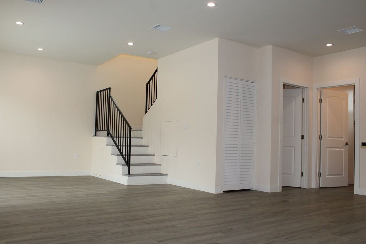 5014 Kester Ave - Photo 3 of 16