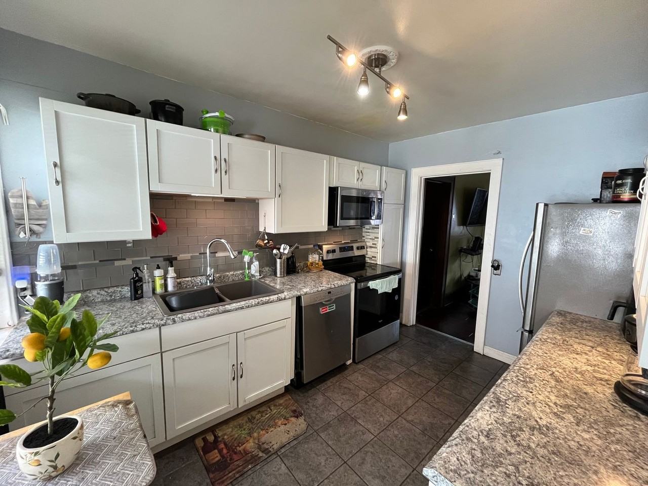2214 W 5th St - Photo 3 of 24