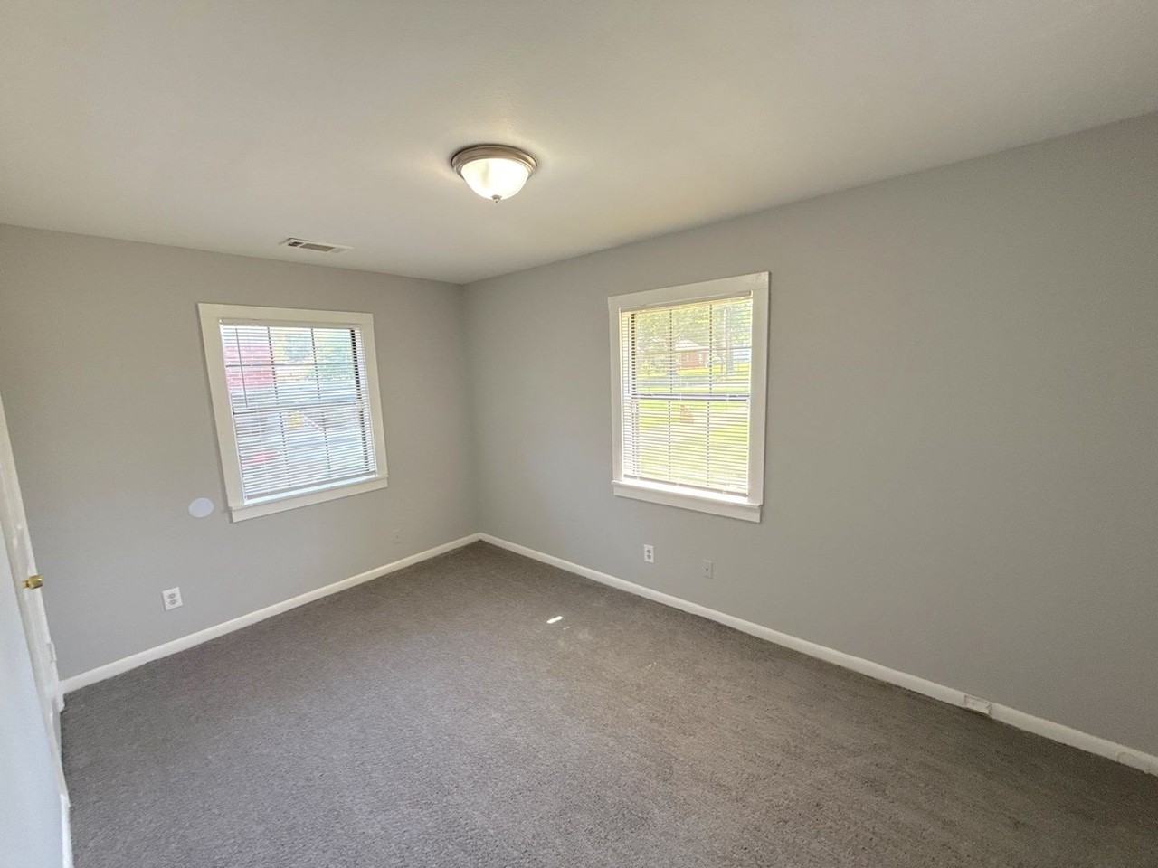 1445 Robin Hood Ln - Photo 2 of 4