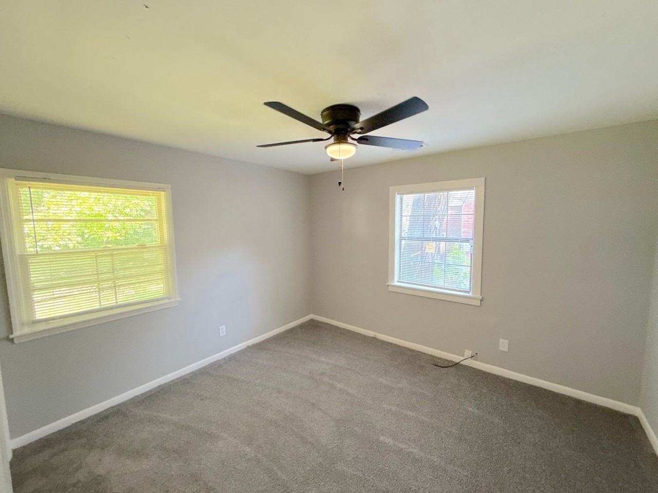 1445 Robin Hood Ln - Photo 3 of 4