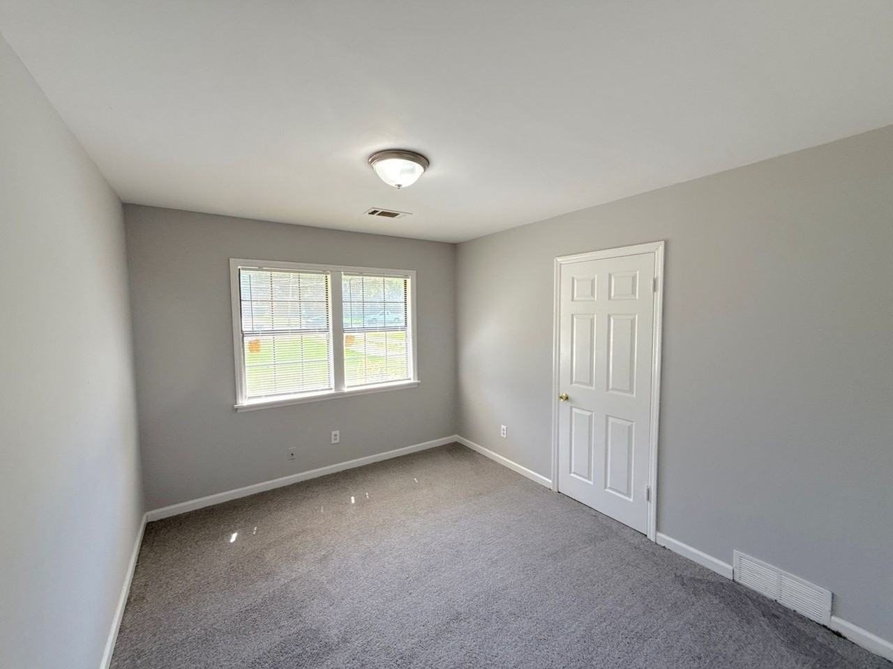 1445 Robin Hood Ln - Photo 4 of 4