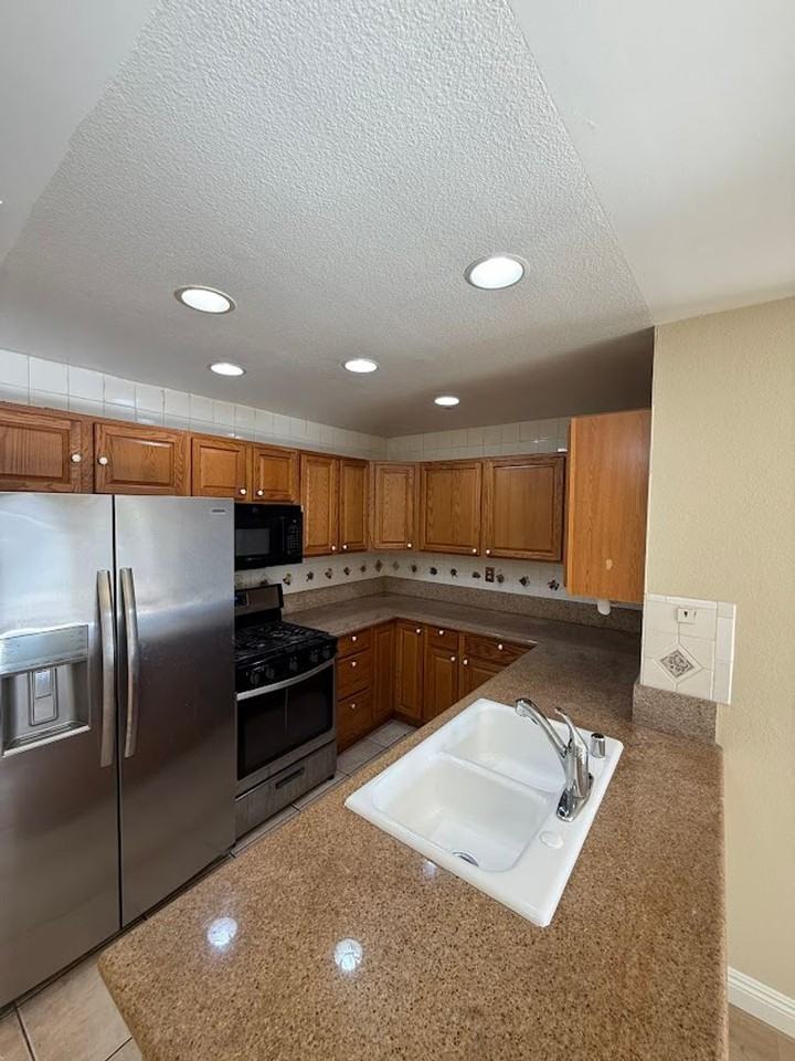 2394 Royal Ave - Photo 4 of 31