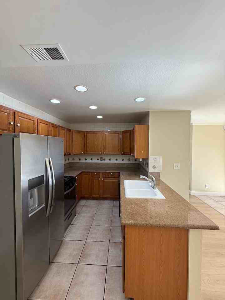 2394 Royal Ave - Photo 5 of 31