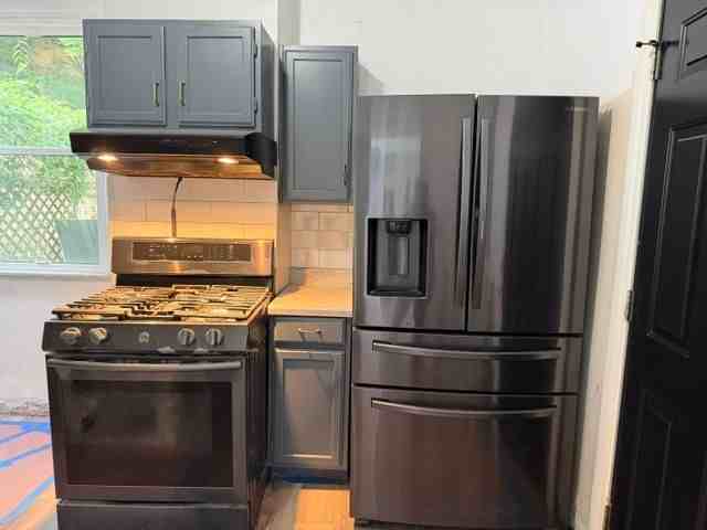 142 Robinson St - Photo 3 of 10