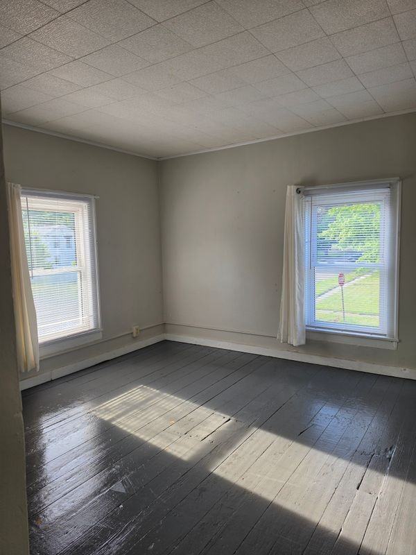 113 Lawrence St - Photo 6 of 8