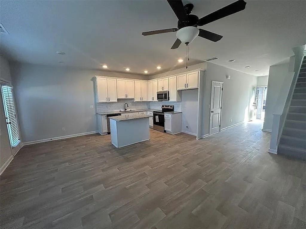 135 Lauren St - Photo 3 of 17
