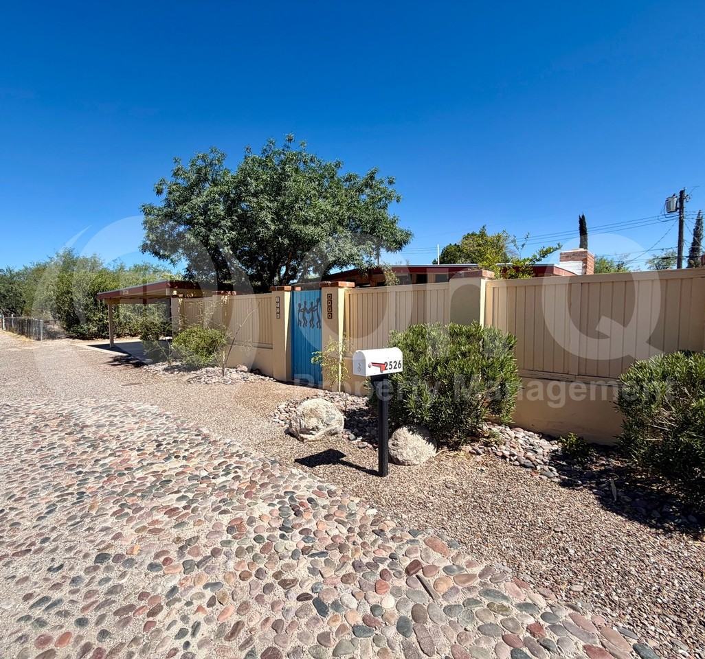 2526 E Allen Rd - Photo 2 of 24