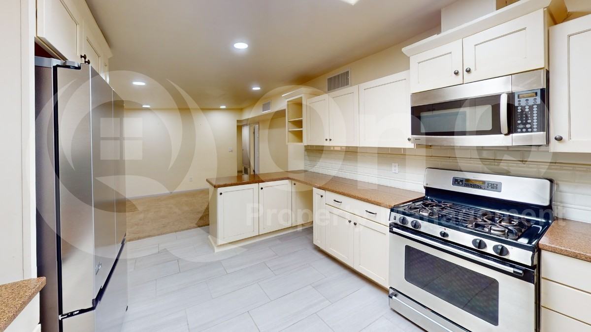 2526 E Allen Rd - Photo 4 of 24