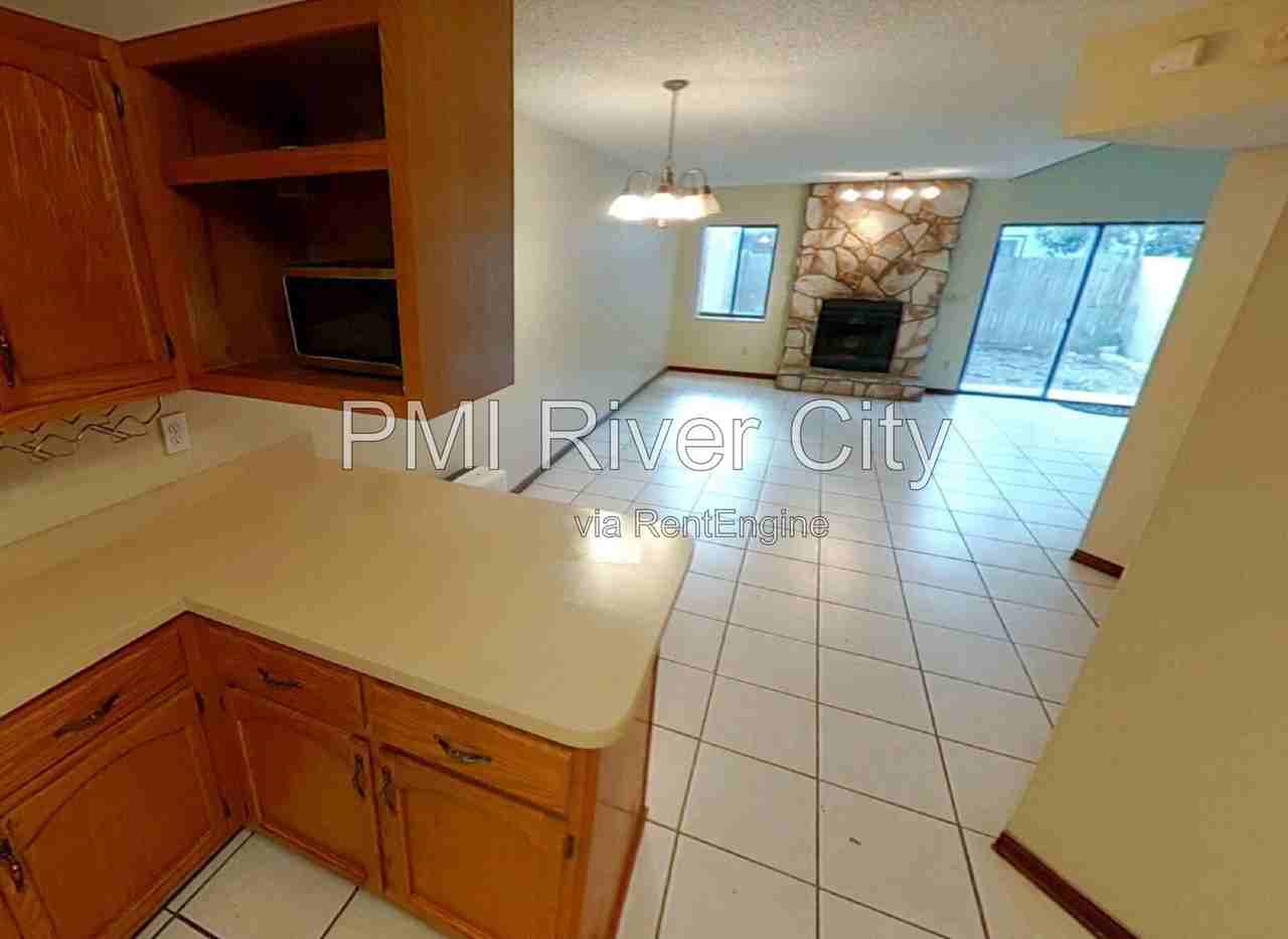 1192 Romaine Cir W - Photo 3 of 18