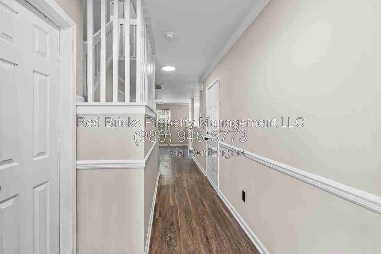 10212 University Park Ln - Photo 5 of 25