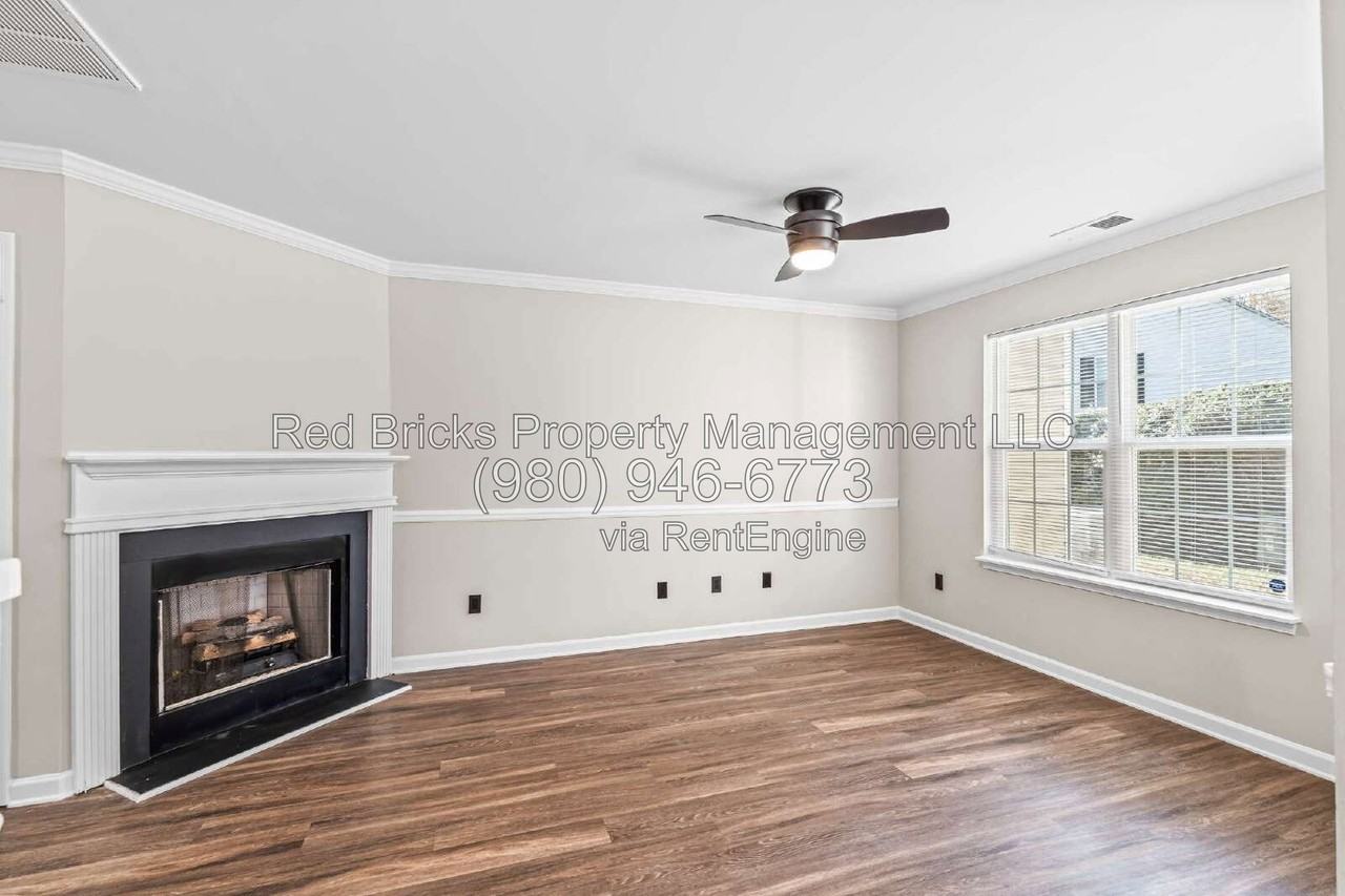 10212 University Park Ln - Photo 7 of 25