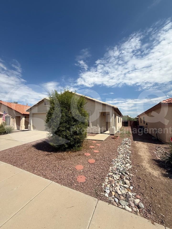 2396 W Silverbell Tree Dr - Photo 3 of 25
