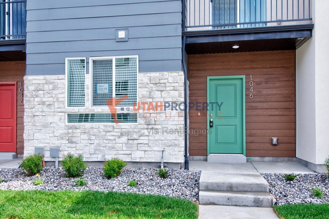 1046 W 430 S - Photo 3 of 34