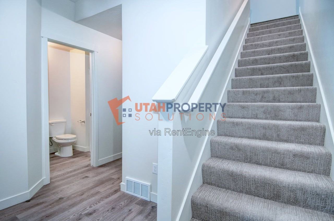 1046 W 430 S - Photo 5 of 34