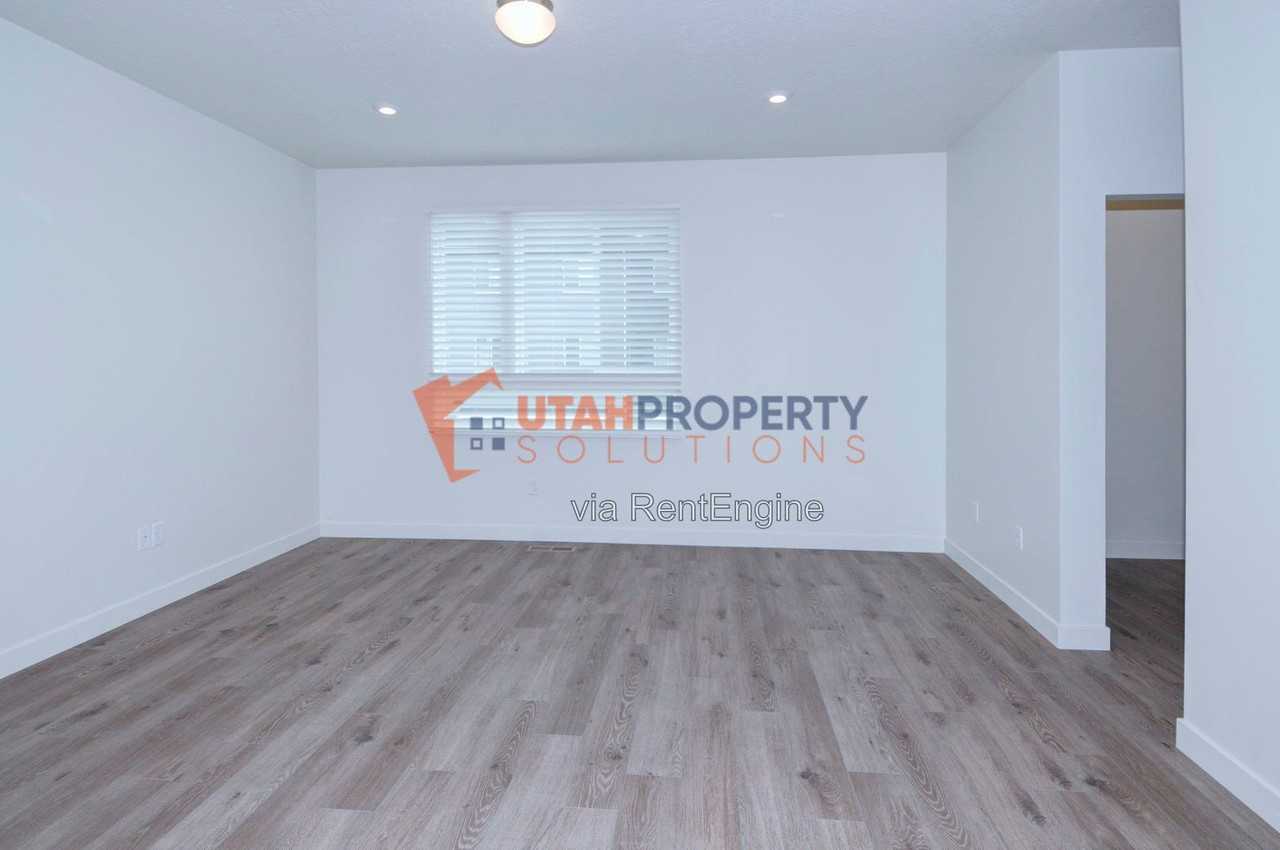 1046 W 430 S - Photo 6 of 34