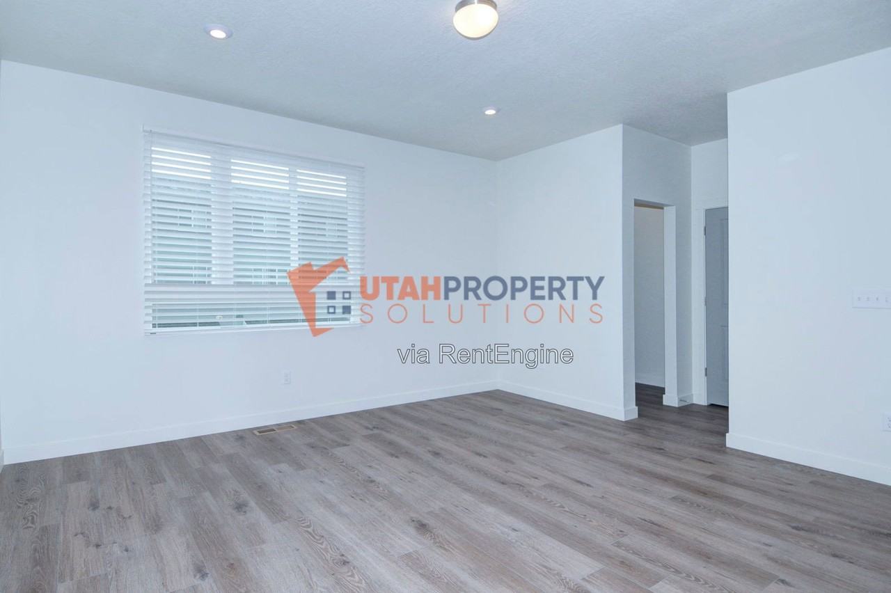1046 W 430 S - Photo 7 of 34