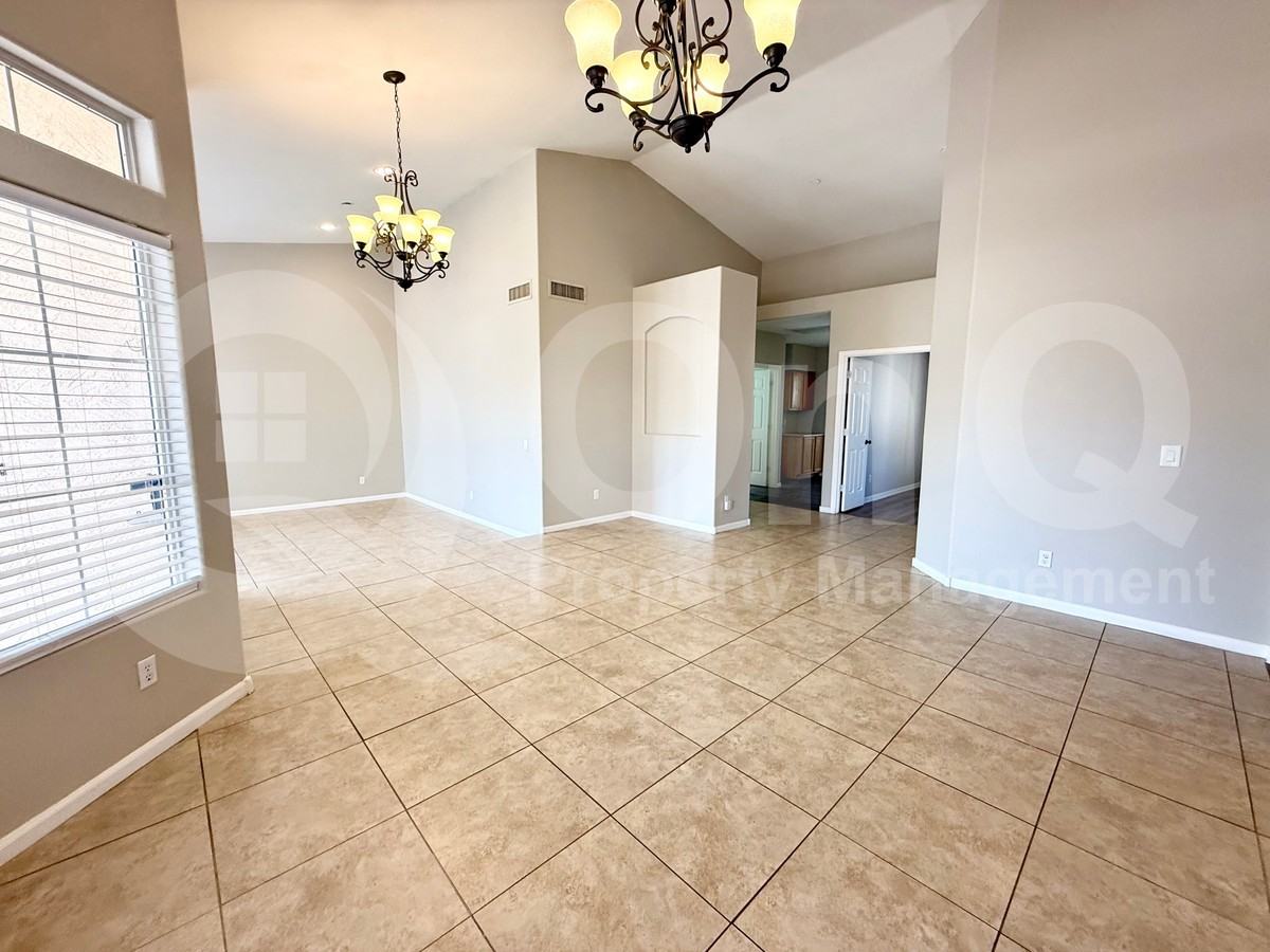 11130 W Dana Ln - Photo 7 of 27