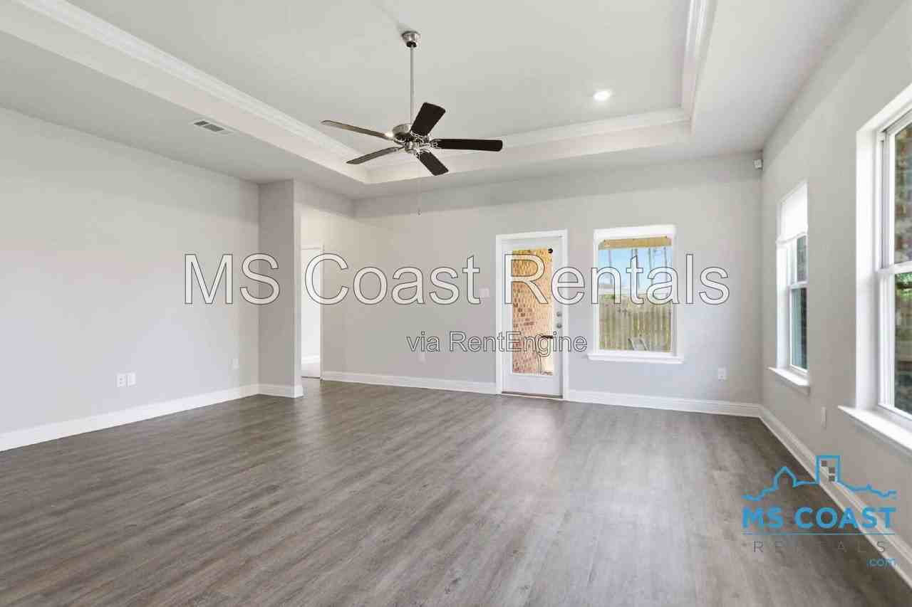 5543 Overland Dr - Photo 4 of 27