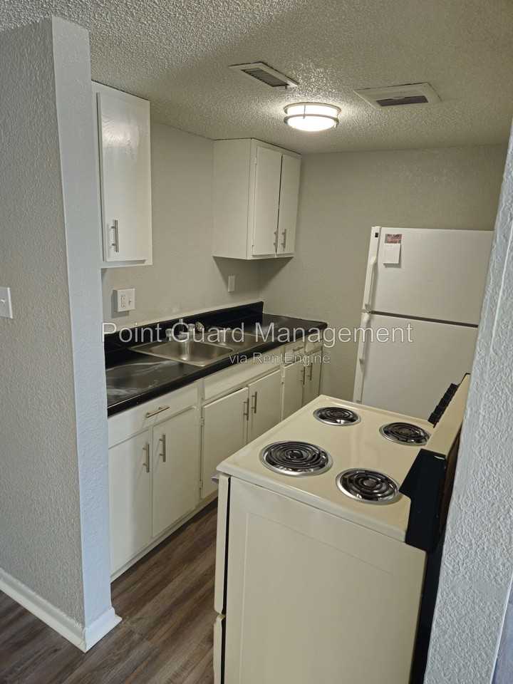 1412 Cambridge Pl #1412-23 - Photo 2 of 15