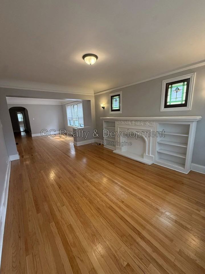 2326 W 25th St #1 - Photo 3 of 17