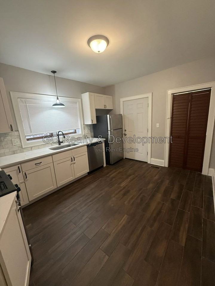 2326 W 25th St #1 - Photo 4 of 17