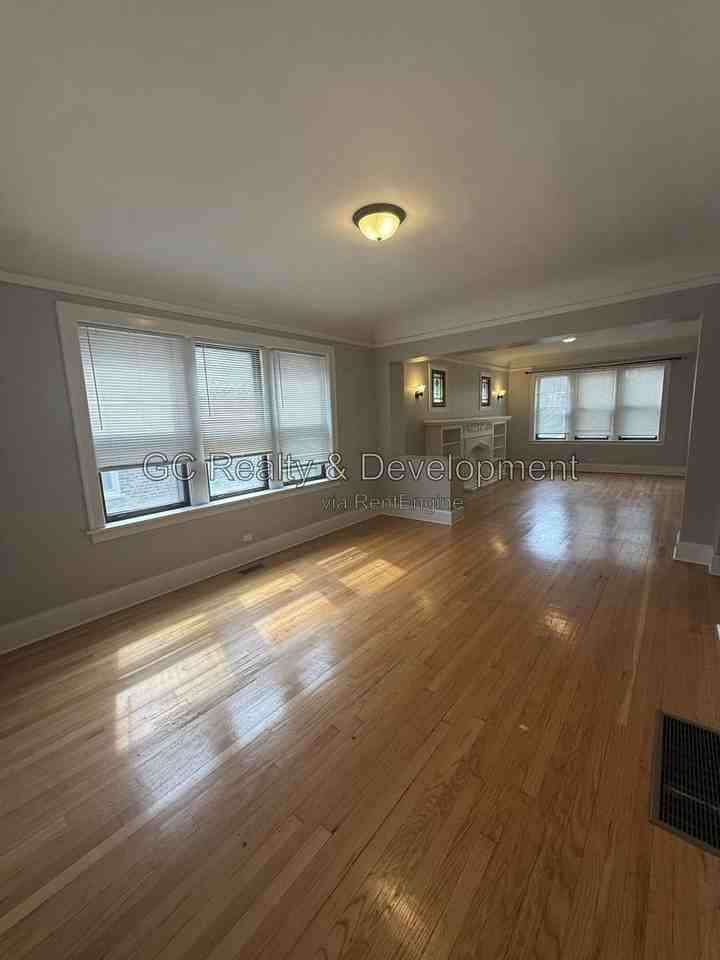 2326 W 25th St #1 - Photo 6 of 17