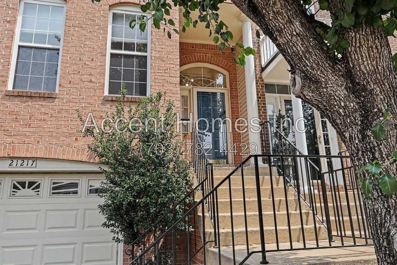 21217 Millwood Sq - Photo 3 of 37