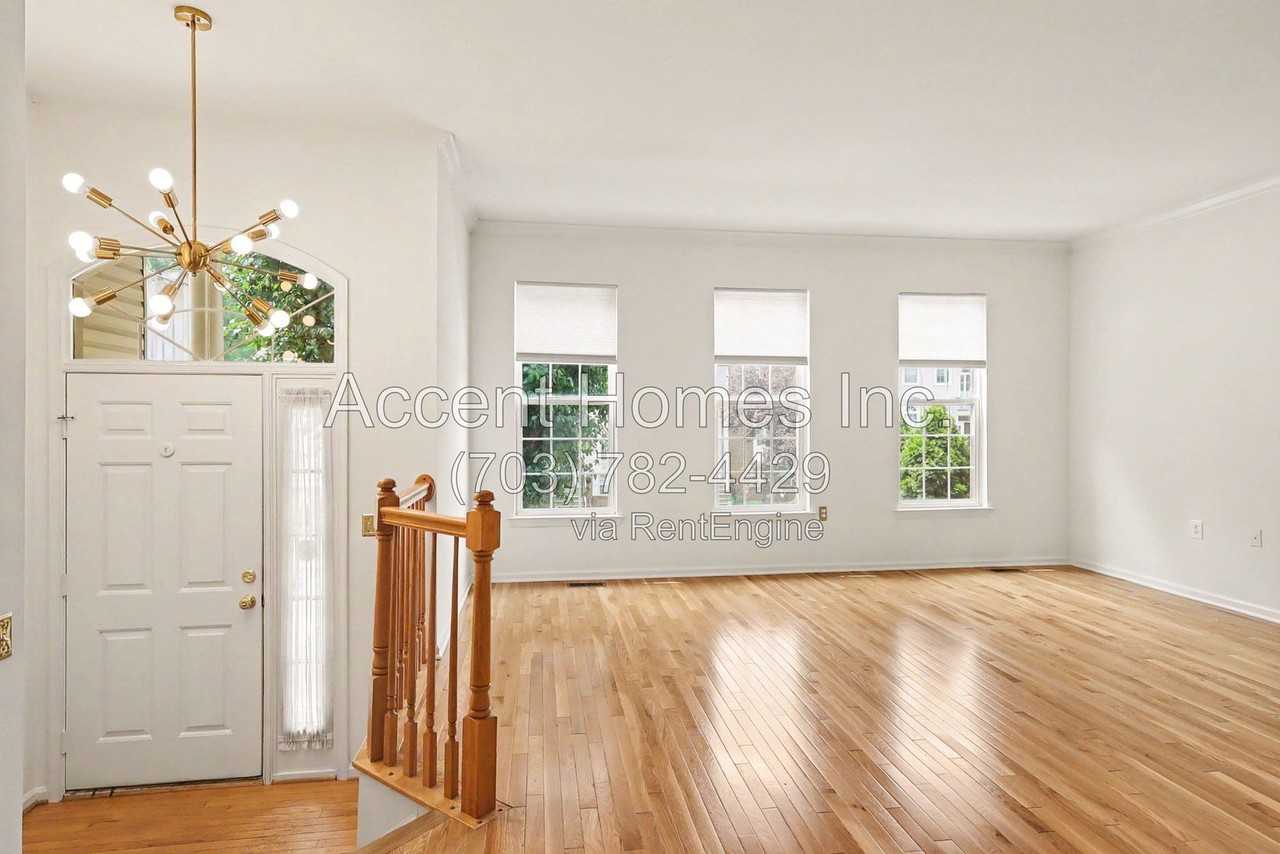 21217 Millwood Sq - Photo 4 of 37