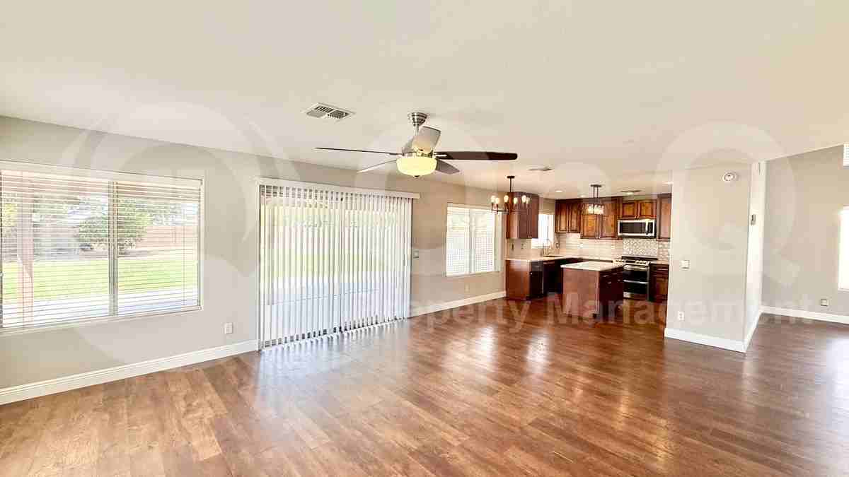 5124 W Geronimo St - Photo 5 of 30