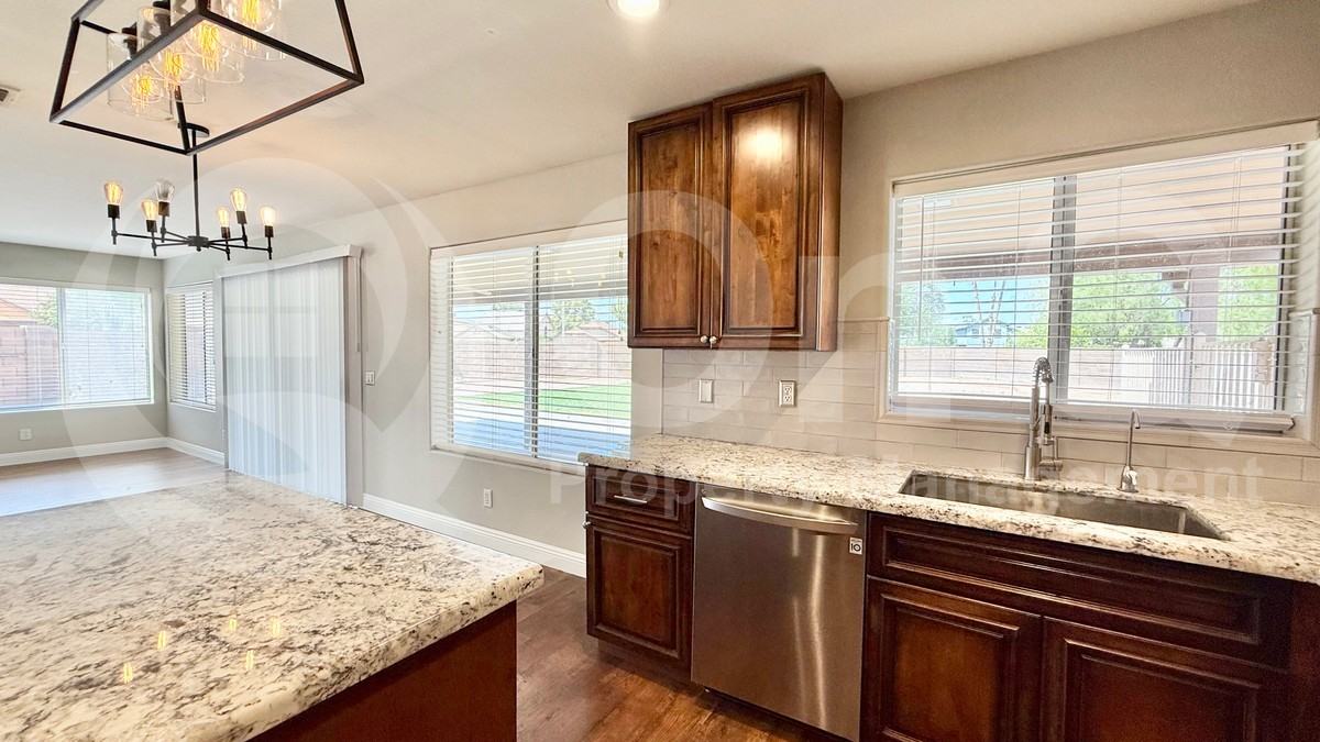 5124 W Geronimo St - Photo 6 of 30