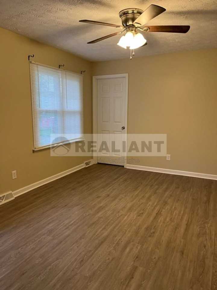 108 Oakwood Dr - Photo 2 of 9