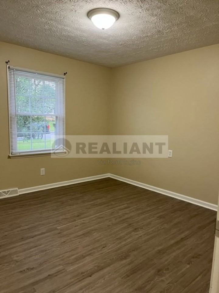 108 Oakwood Dr - Photo 3 of 9