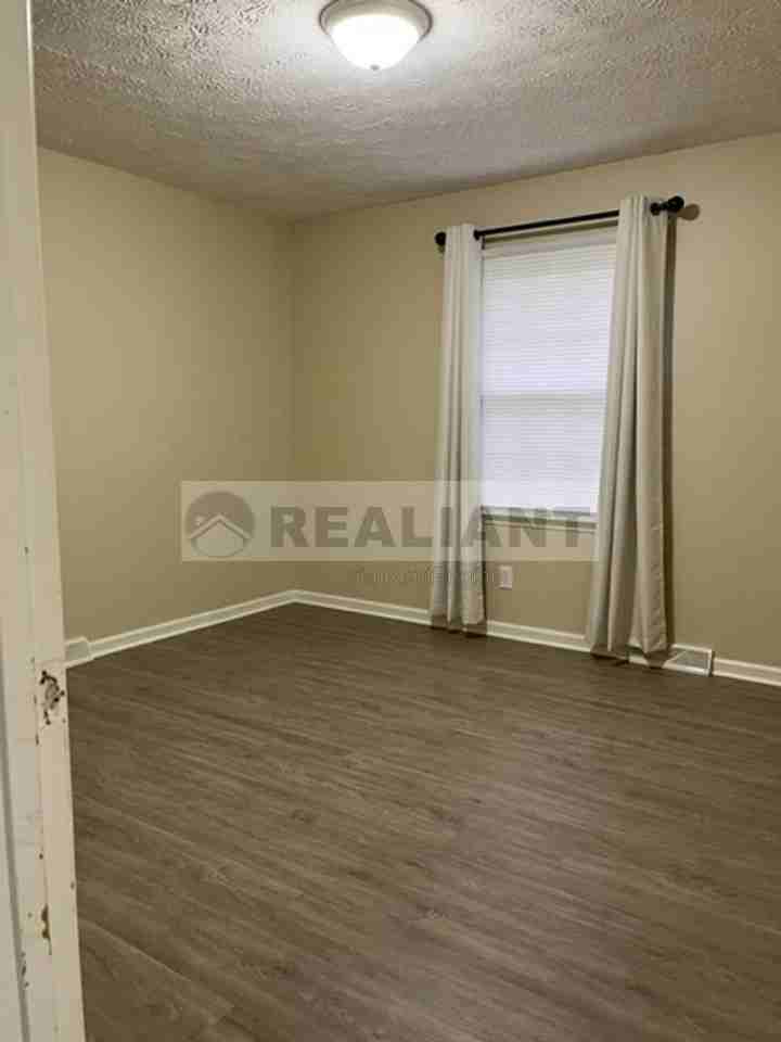 108 Oakwood Dr - Photo 4 of 9