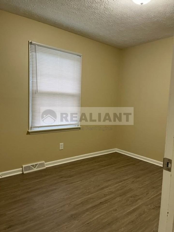 108 Oakwood Dr - Photo 5 of 9