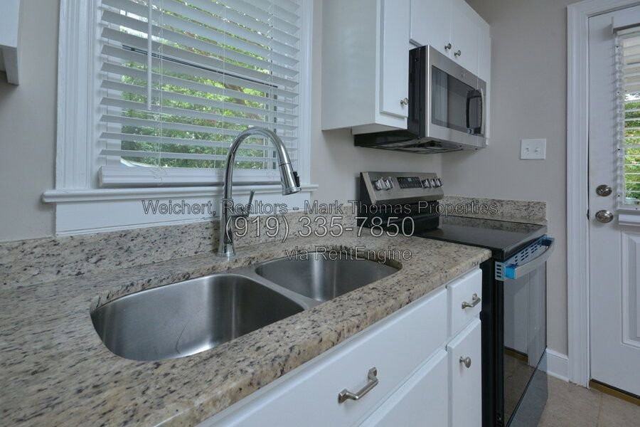 2405 Albany St - Photo 5 of 26
