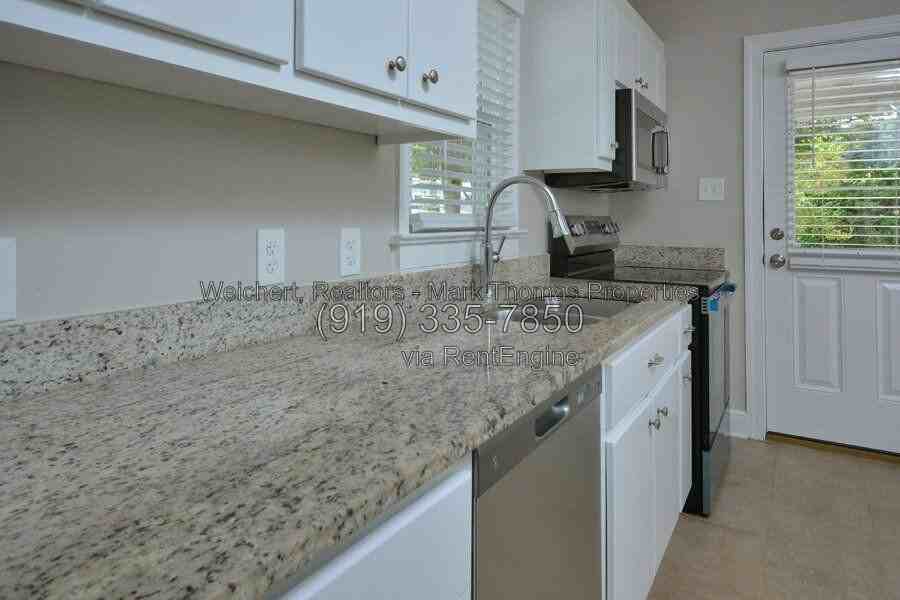 2405 Albany St - Photo 6 of 26