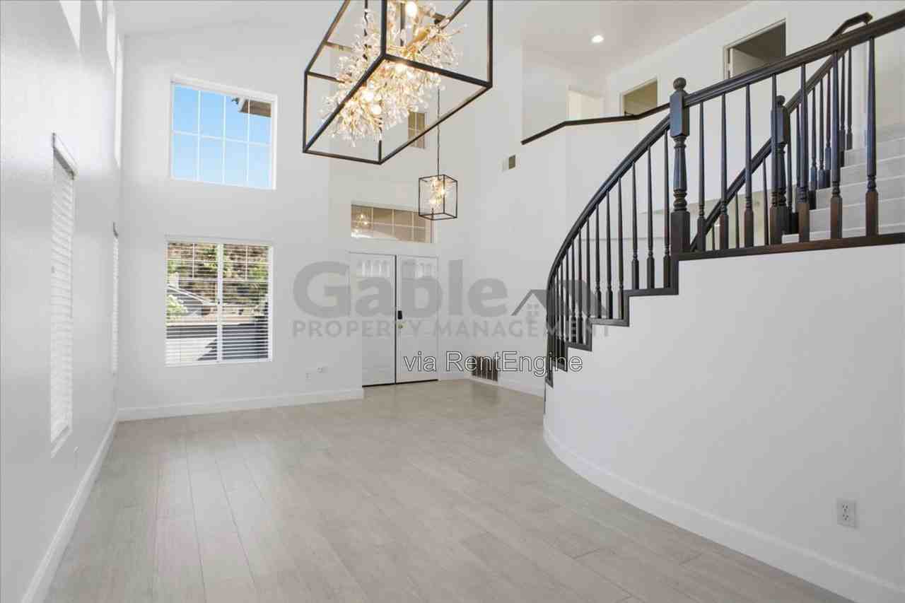 28007 Cascade Rd - Photo 5 of 24